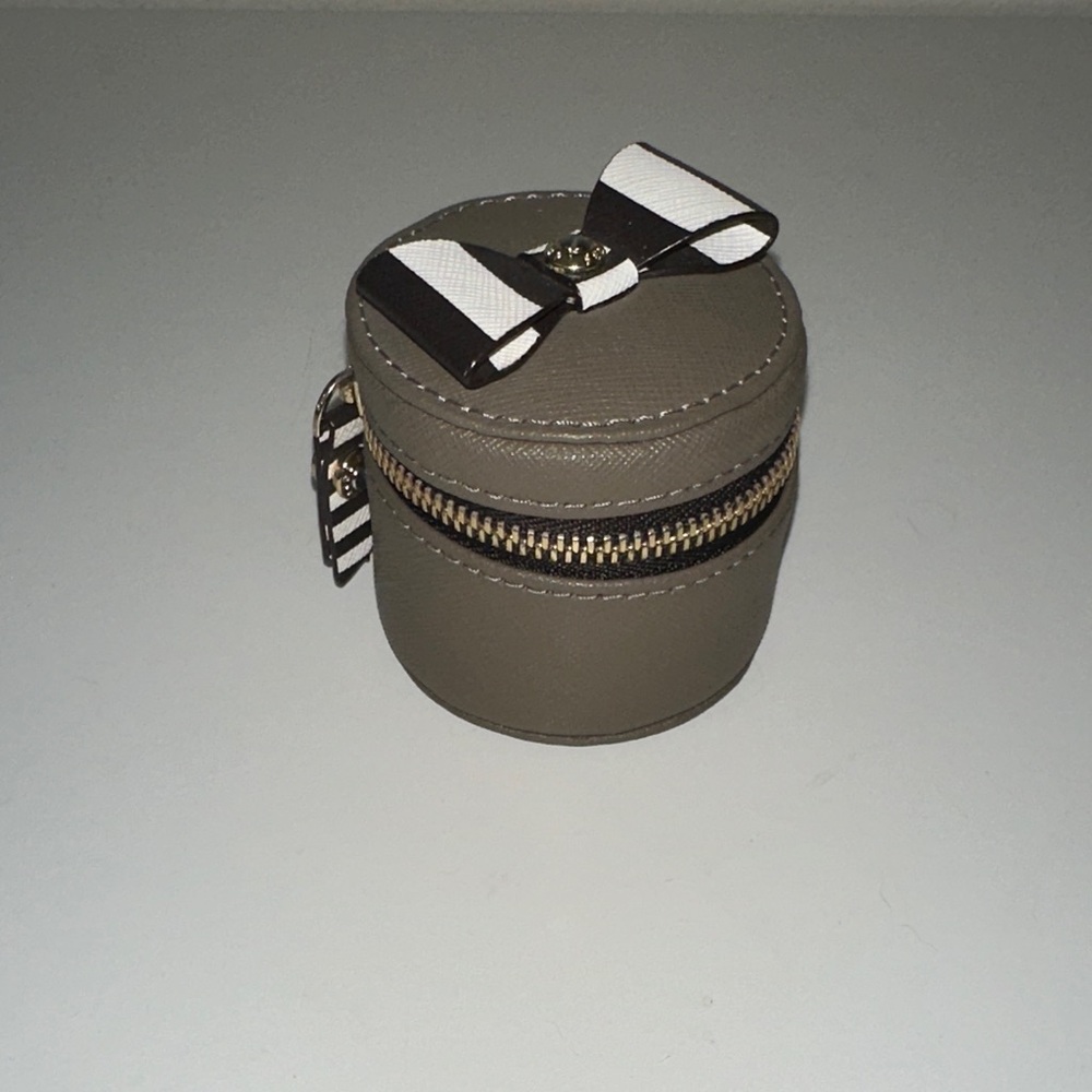 EUC Henri Bendel Brown Round Jewelry Case with Bow